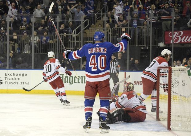 Michael Grabner je střelcem ve hře 5 na 5 Michael Grabner je střelcem ve hře 5 na 5