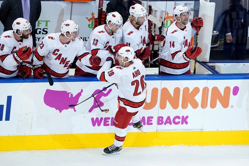 Sebastian Aho zničil Rangers osmi body (3+5) ve třech utkáních předkola play off NHL.