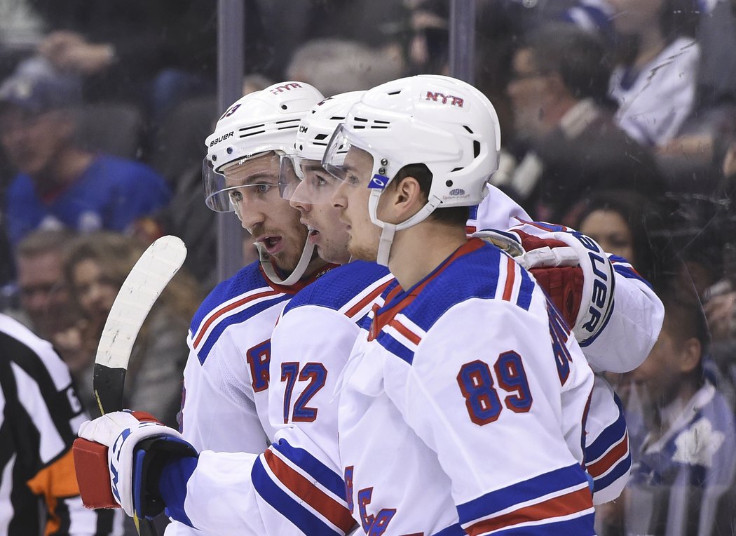 Kevin Hayes, Filip Chytil a Pavel Bučněvič slaví gól do sítě Toronta