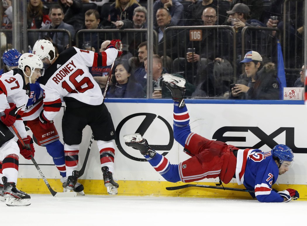 Filip Chytil padá na led, Pavel Zacha (37) přihlíží