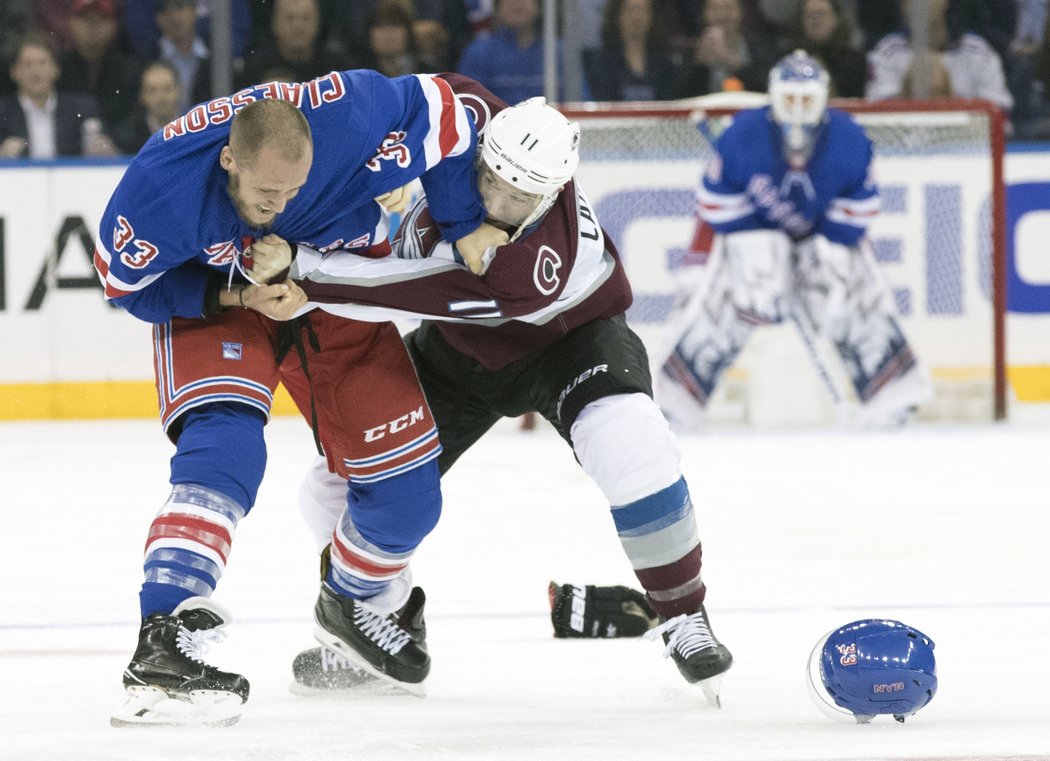 Domácí Fredrik Claesson a Matt Calvert z Colorada okořenili utkání v Madison Square Garden rvačkou