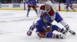 Bývalý dlouholetý hráč Canadiens David Desharnais padá po souboji s obráncem Petrym