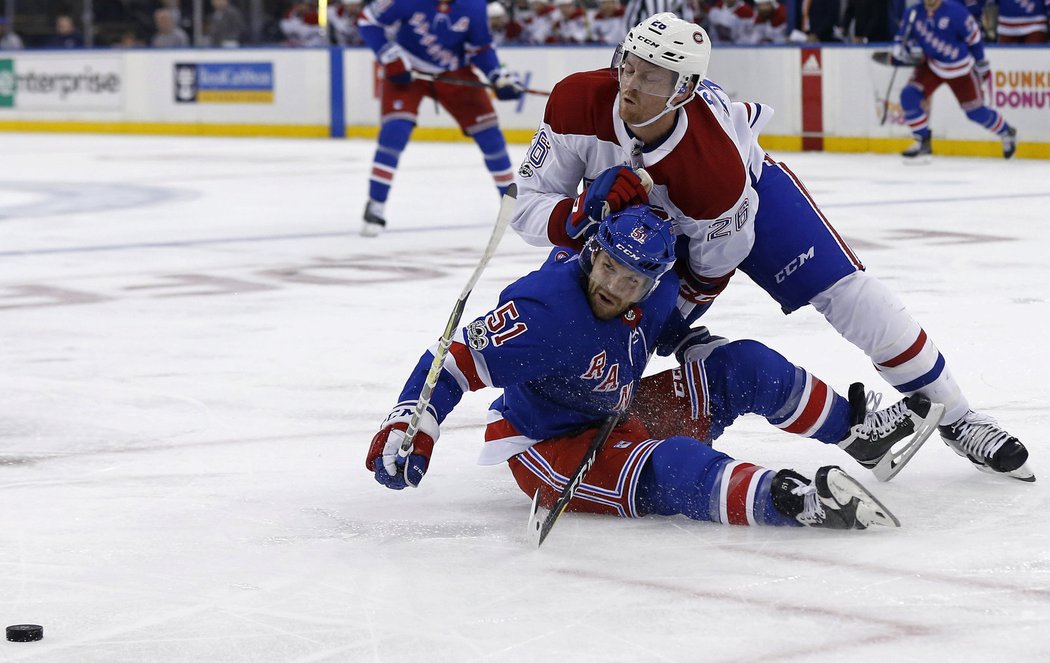 Bývalý dlouholetý hráč Canadiens David Desharnais padá po souboji s obráncem Petrym
