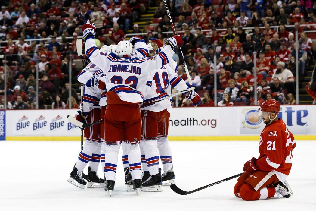 Red Wings se propadli po posledních výsledcích na předposlední místo ve Východní konferenci a na play off, ve kterém nechyběli od roku 1990, už ztrácejí 13 bodů. 