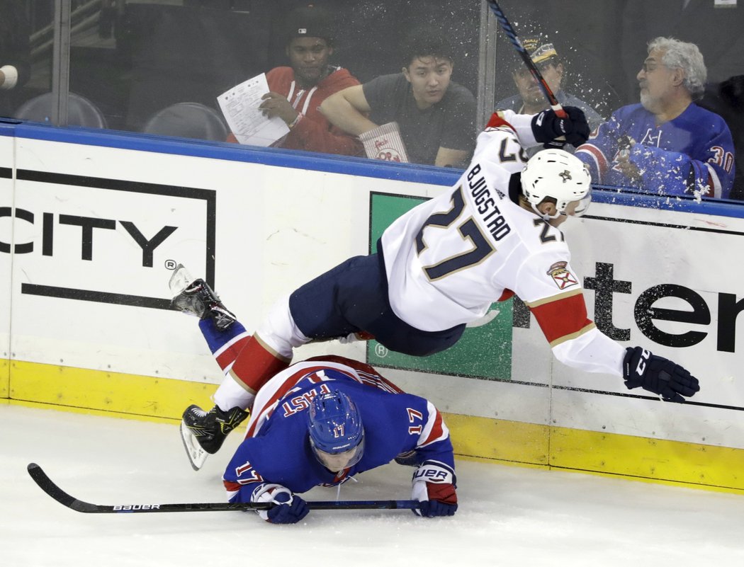 Nick Bjugstad to nevychytal a padl přes Jespera Fasta z Rangers na led