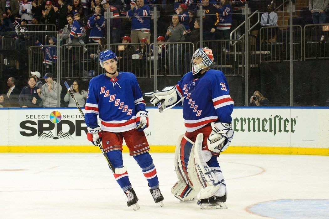 Filip Chytil a brankář NY Rangers Ondřej Pavelec.