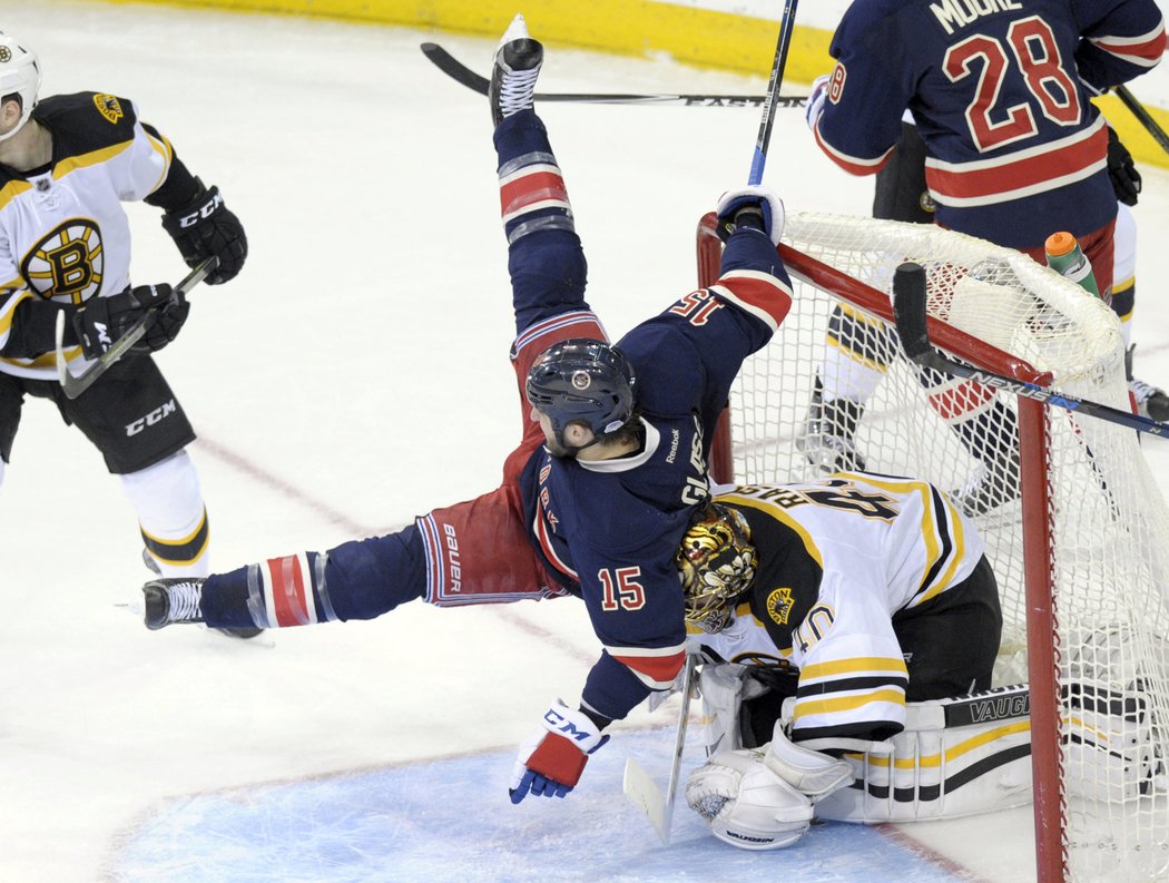 Tanner Glass se v brankovišti Bruins pořádně rozplácl