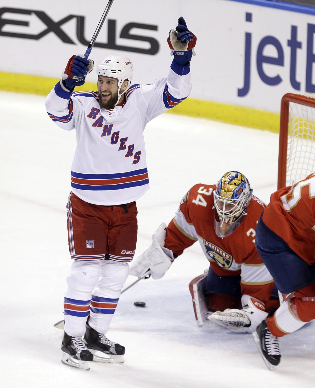 Tanner Glass se právě raduje z první trefy v sezoně