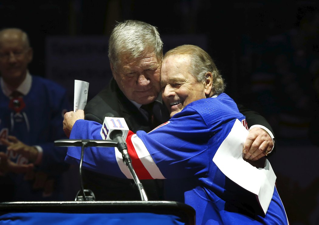 Rangers vyvěsili pod strop dres Vica Hadfielda, přišel i jeho bývalý parťák Rod Gilbert