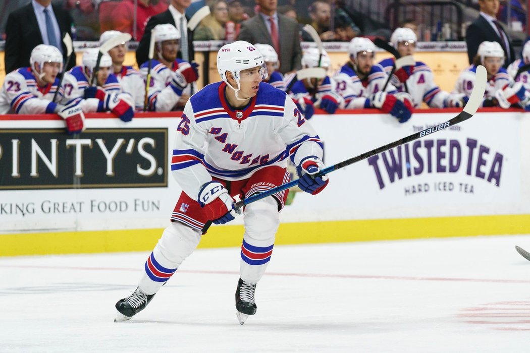 Slibný start do sezony prožívá hokejový obránce Libor Hájek. Na začátku NHL se probojoval do našlapaného kádru New Yorku Rangers a postupně sbírá víc a víc strávených minut na ledě.