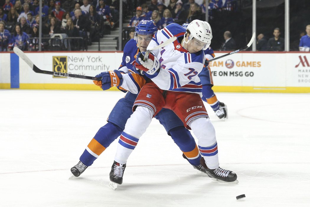 Filip Chytil v newyorském derby proti Islanders vyrovnával na 1:1. Nakonec hráči Rangers dokázali zápas otočit.