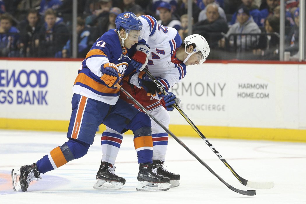 Filip Chytil v newyorském derby proti Islanders vyrovnával na 1:1. Nakonec hráči Rangers dokázali zápas otočit.