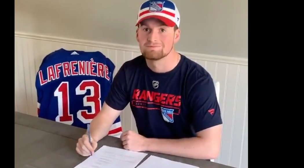 Alexis Lafreniére podepsal tříletý nováčkovský kontrakt s New York Rangers, kteří si ho vybrali jako jedničku v letošním draftu NHL.