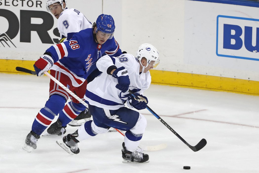 Brendan Lemieux z Rangers se snaží nenechat pláchnout Ondřeje Paláta