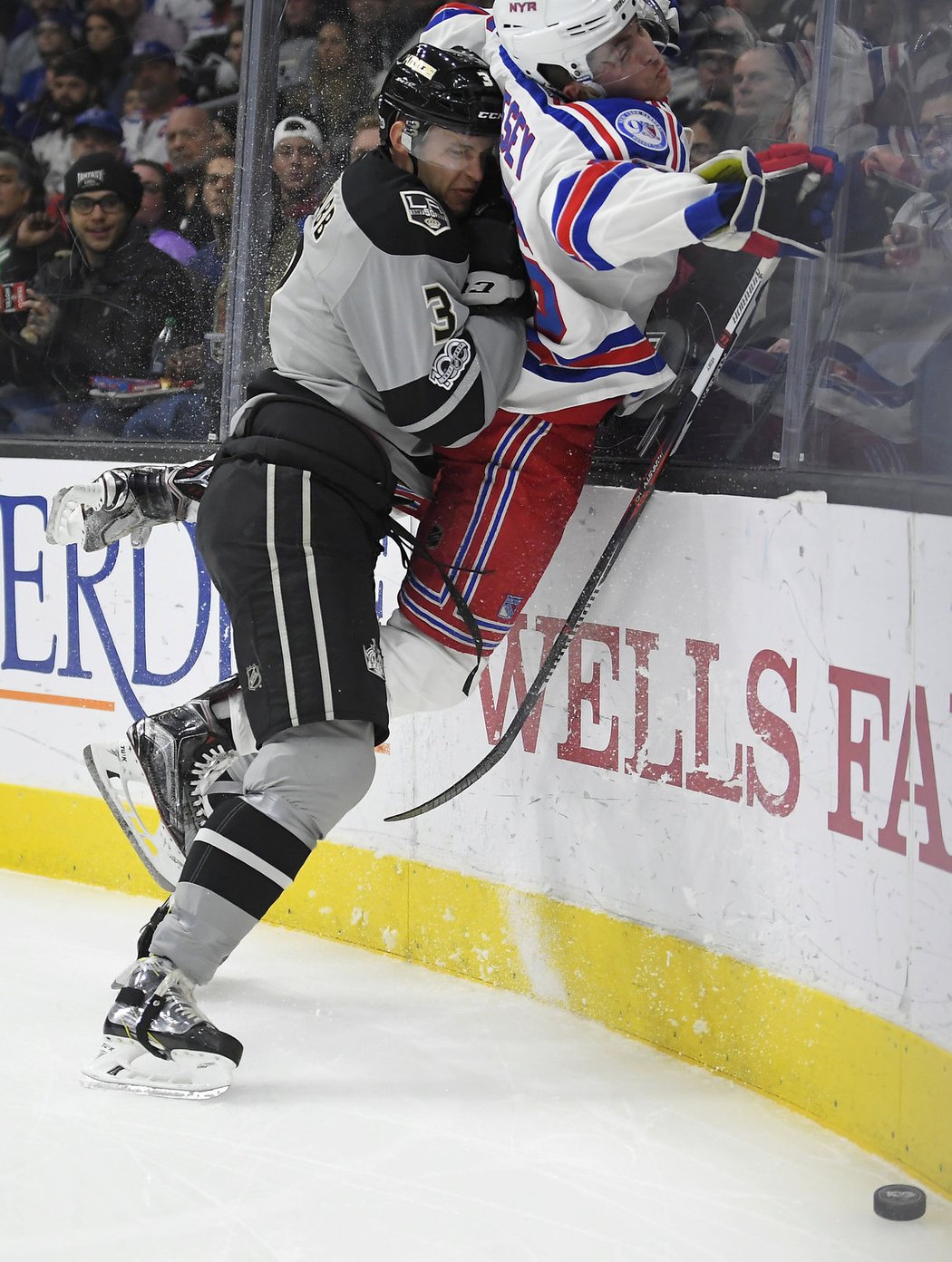 Mladík Jimmy Vesey dostal u mantinelu od obránce McNabba z Los Angeles pěkně naloženo