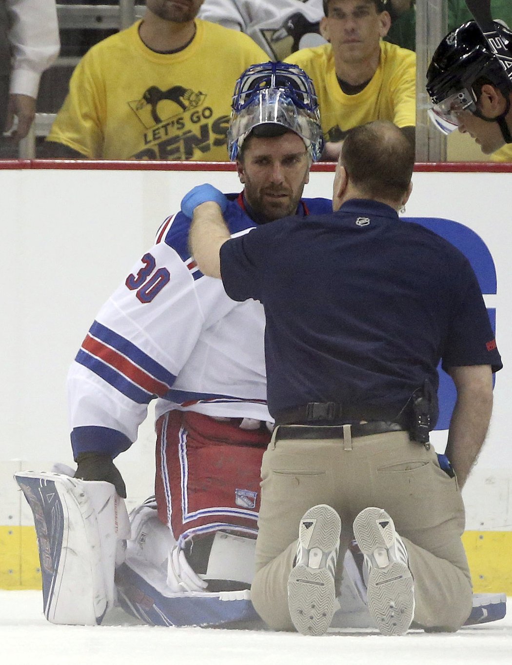 Po zranění oka už se Henrik Lundqvist do zápasu nevrátil