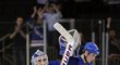 Brankář Rangers děkuje fanouškům. New York si výhrou nad New Jersey zajistili postup do play-off.