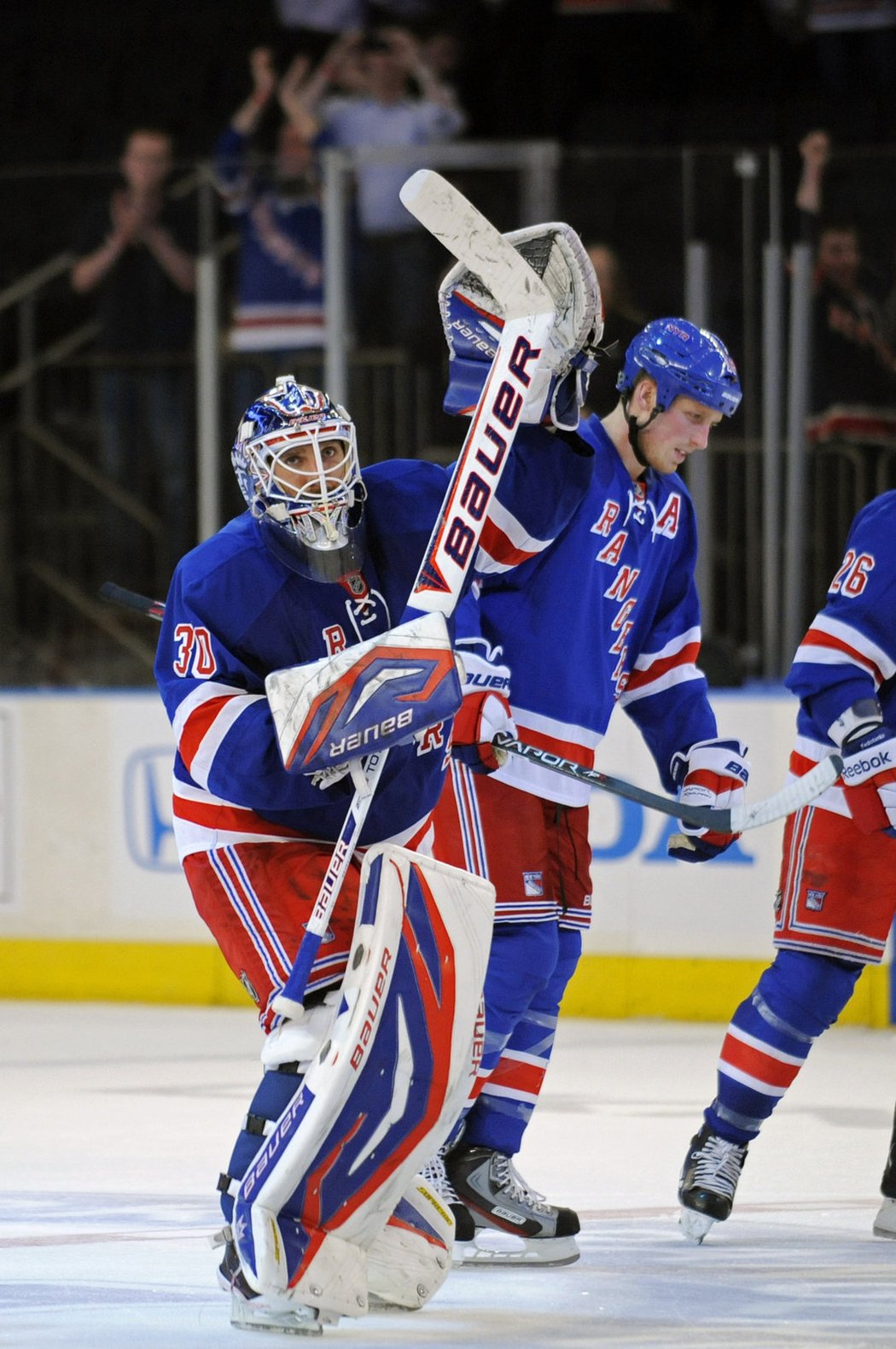 Brankář Rangers děkuje fanouškům. New York si výhrou nad New Jersey zajistili postup do play-off.