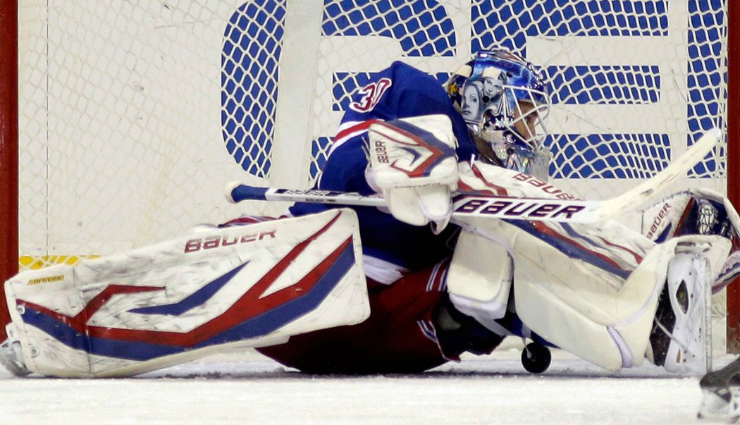 Tenhle puk Henrik Lundqvist chytil, i když možná ani sám neví jak.