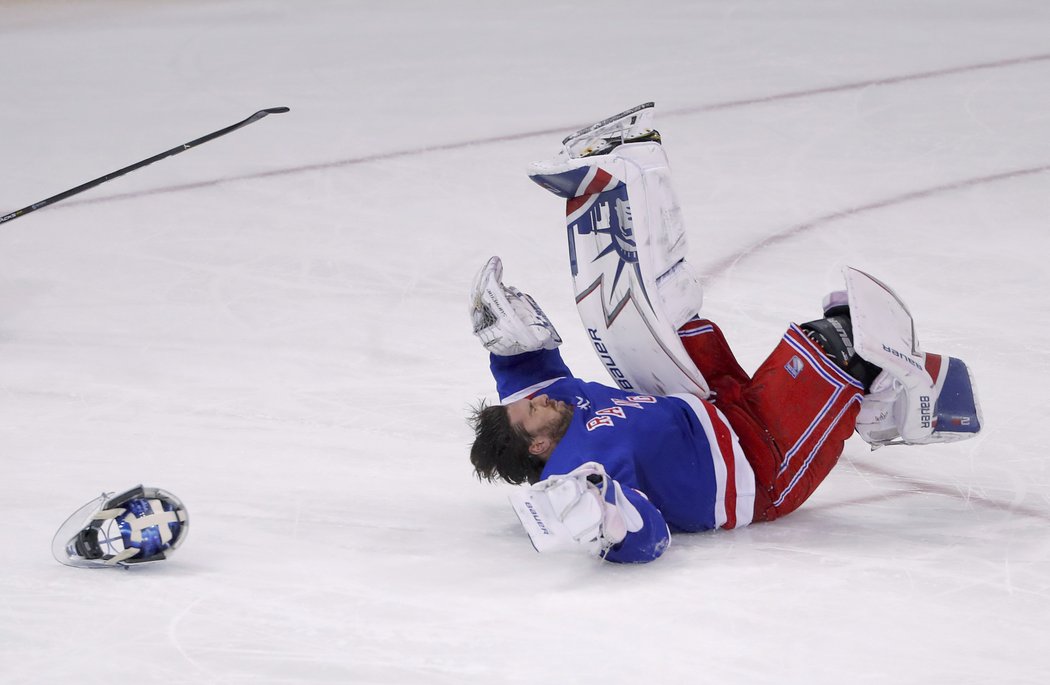 Henrik Lundqvist v netradiční pozici v zápase proti Columbusu