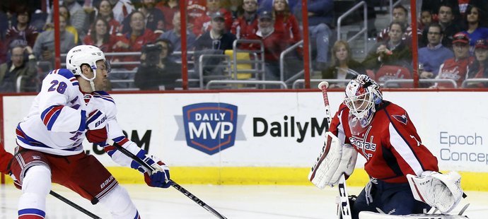 Brankář Braden Holtby vychytal ve třetím zápase proti Rangers čisté konto