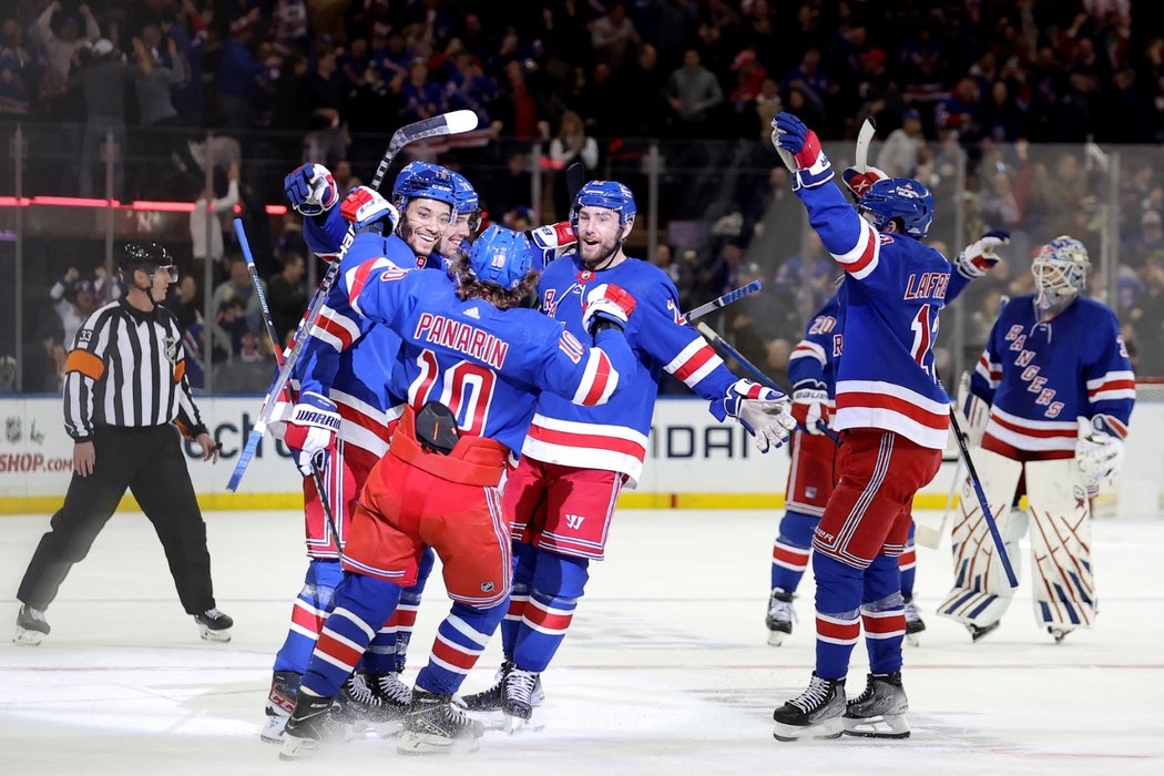 Hokejisté Rangers slaví gól proti New Jersey