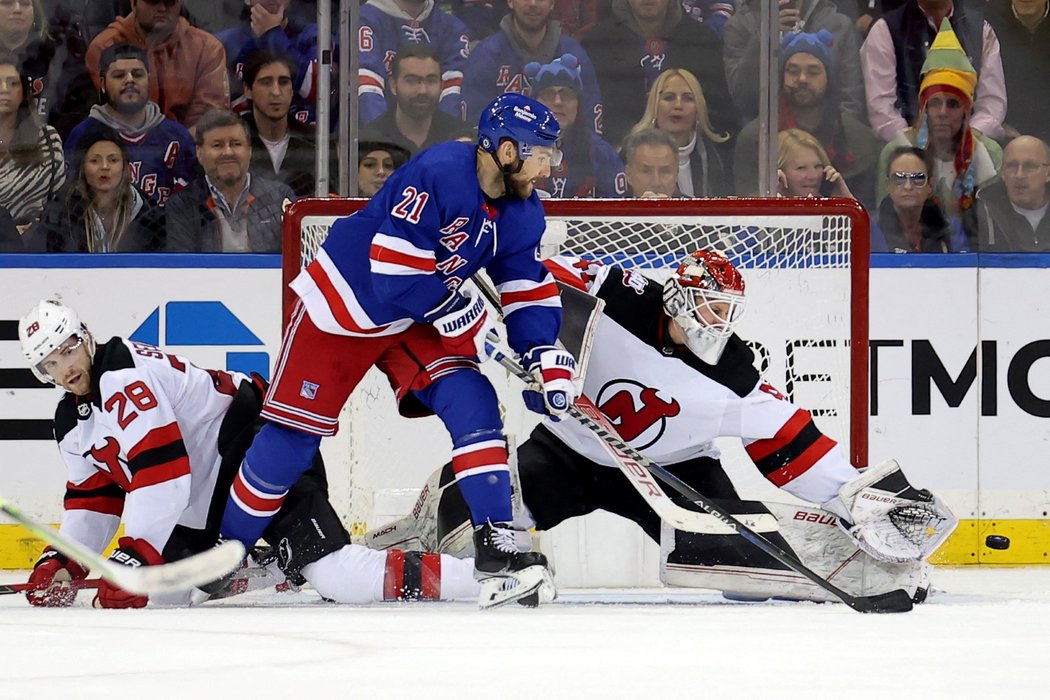 Vítek Vaněček v akci proti NY Rangers