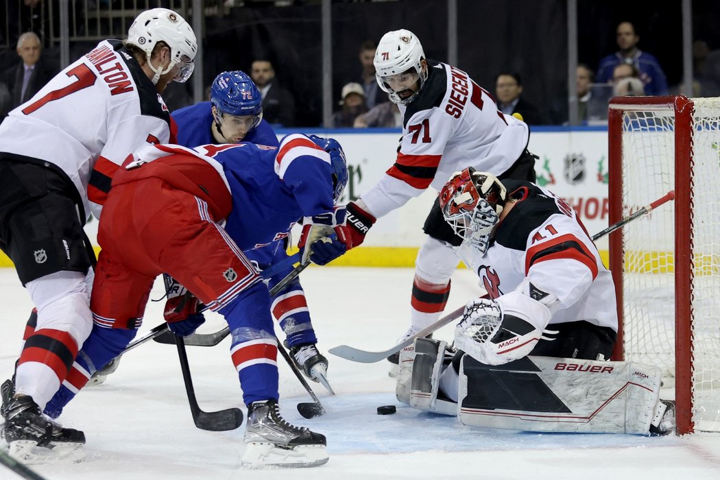 Vítek Vaněček v akci proti NY Rangers