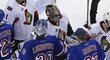 Henrik Lundqvist blahopřeje brankářskému rivalovi Craigu Andersonovi k postupu