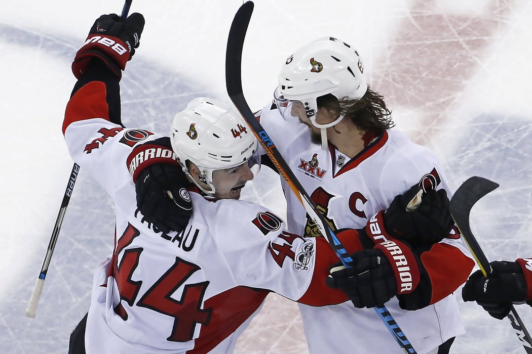 Jean-Gabriel Pageau se raduje ze vstřelené branky