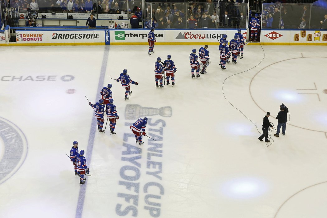 Zklamaní hokejisté NY Rangers naposledy v sezoně pokynuli svým fanouškům