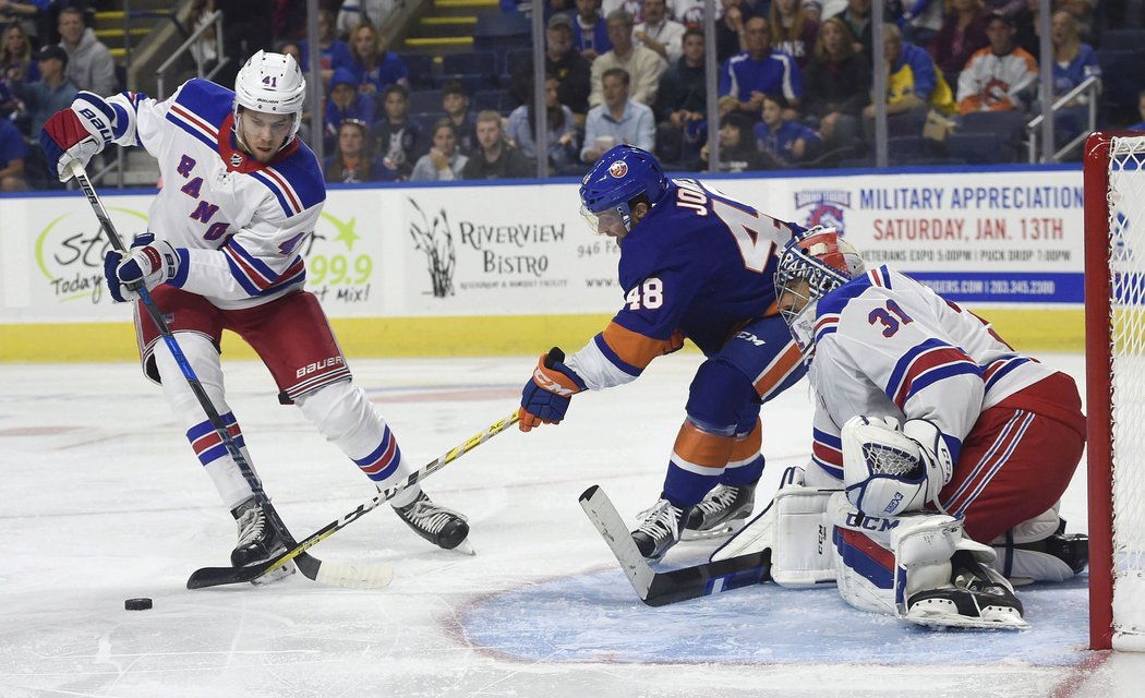 Alexei Bereglazov a Ondřej Pavelec řeší situaci v brankovišti Rangers