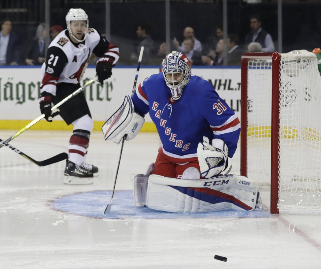 Celkem pochytal Ondřej Pavelec 27 střel Coyotes