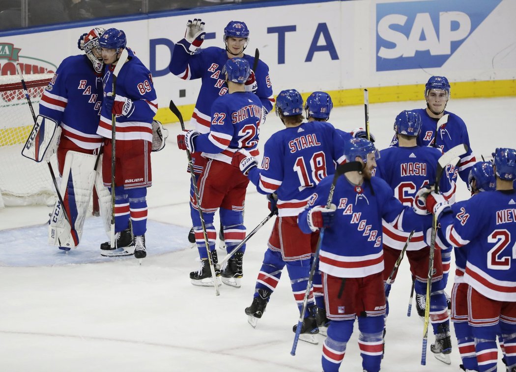 Ondřej Pavelec přijímá gratulace k první výhře v barvách Rangers