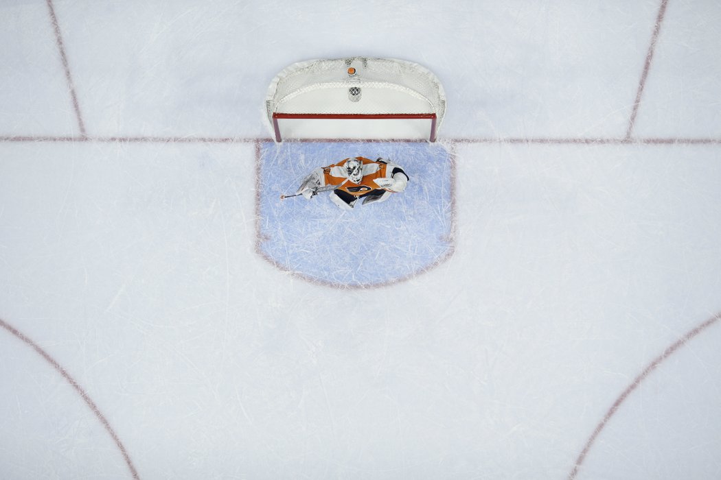 Brankář Flyers Alex Lyon měl po důležité výhře nad Rangers velkou radost
