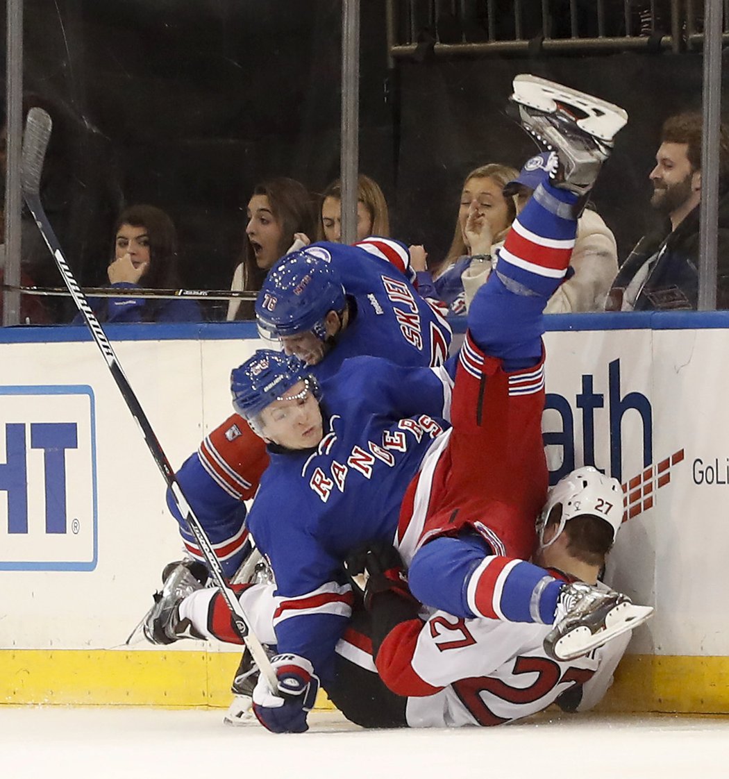 Curtis Lazar z Ottawy trpí pod padající dvojicí Brady Skjei - Jimmy Vesey