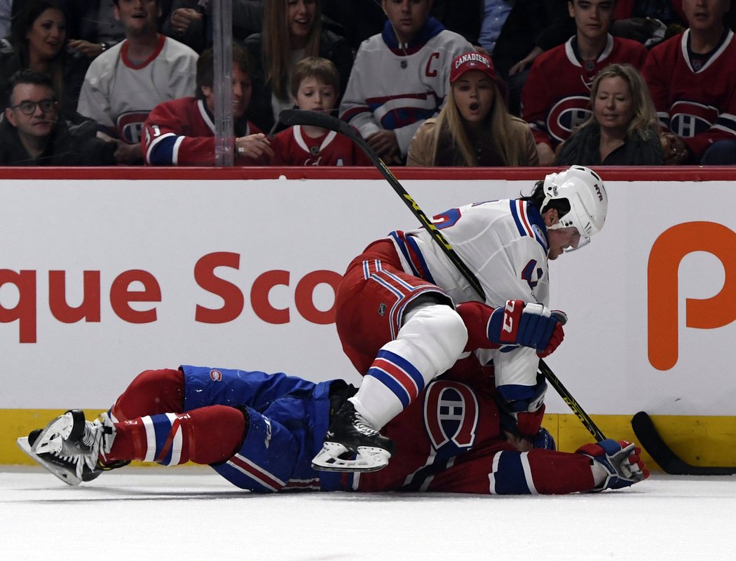 Brendan Smith a Andrew Shaw ukázali, že tahle série bude na ostří nože