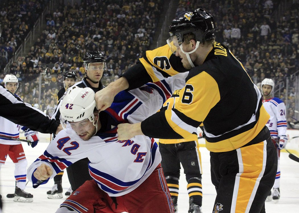 Jamie Oleksiak z Pittsburghu měl ve rvačce proti Smithovi z Rangers výškovou převahu