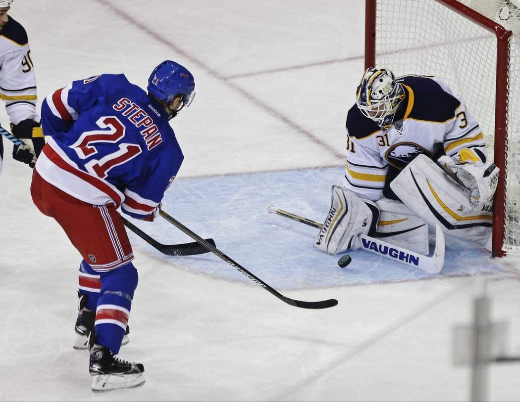 Chad Johnson lapil střelu Dereka Stepana, od Rangers ale stejně inkasoval pětkrát