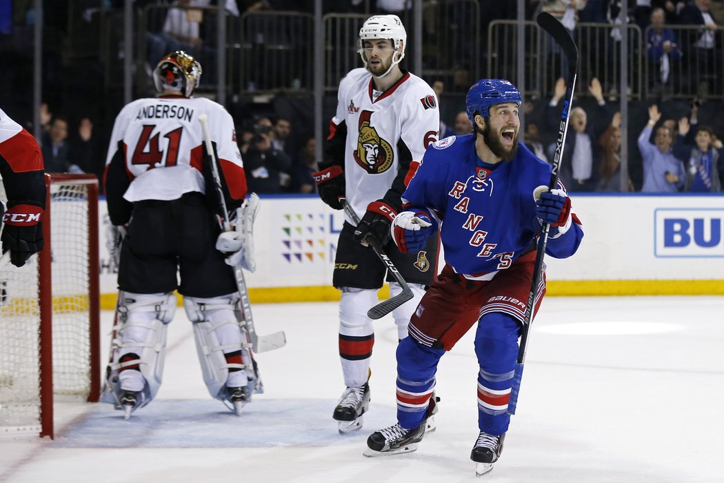 Křídlo Rangers Tanner Glass slaví trefu spoluhráče Oscara Lindberga