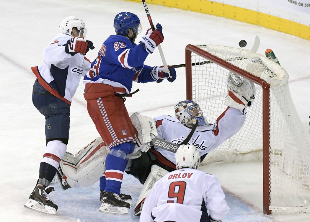 Brankář Philipp Grubauer v základní době a prodloužení stejně jako Ondřej Pavelec neinkasoval