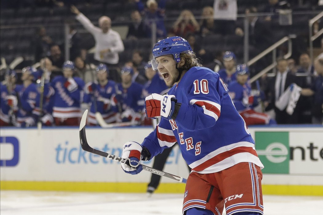 Ruský snajpr Rangers Artěmi Panarin se raduje ze svého gólu v síti Washingtonu.