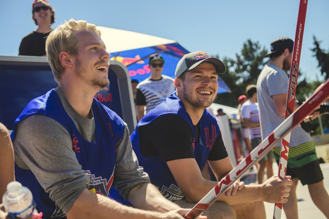 Na unikátní turnaj Red Bull Urban Buly dorazili kromě hokejových nadšenců i profesionálové z NHL. Nechyběl ani Tomáš Hertl.