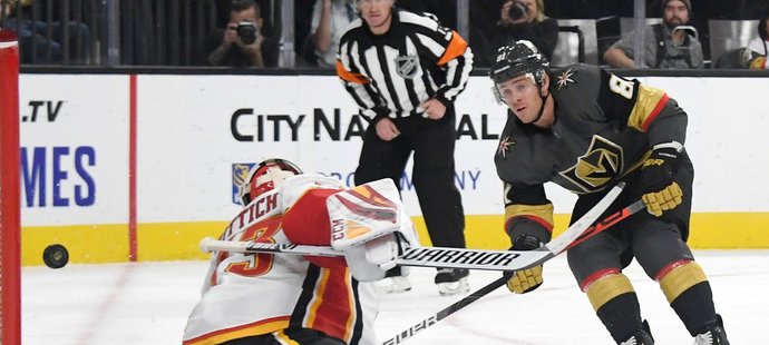 Do sobotního programu zasáhl i David Rittich, který pustil šest branek z třiceti střel a prohrál s Calgary ve Vegas 2:6. Českého gólmana jednou překonal i Tomáš Nosek.