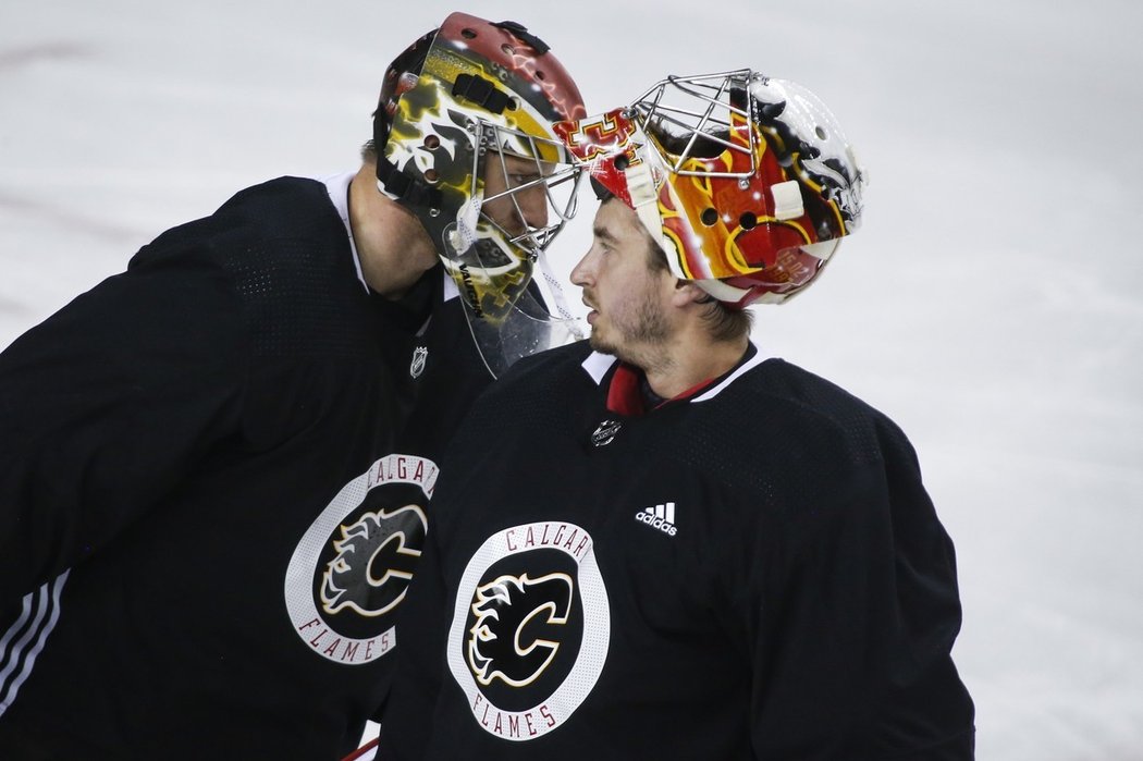 David Rittich a Cam Talbot v družném rozhovoru na tréninku Calgary.