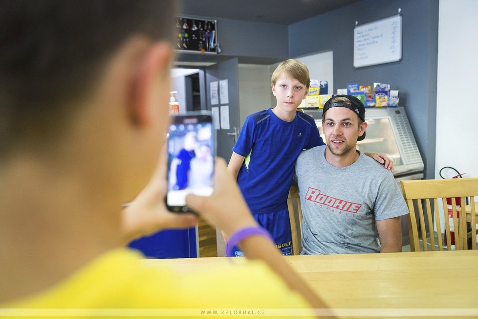 Obránce Chicaga Jan Rutta potěšil svou návštěvou účastníky Rookie Campu pro mladé florbalisty.