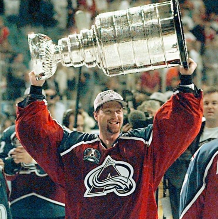 Gólman Patrick Roy zvedá nad hlavu svůj Stanley Cup, jichž má ve sbírce celkem čtyři