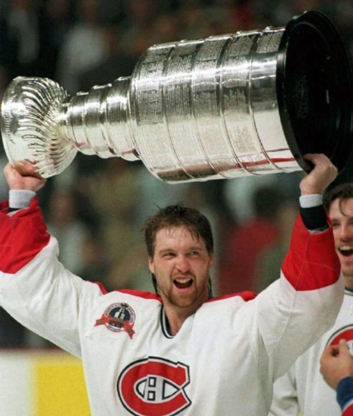 Patrick Roy v dresu Montrealu zvedl nad hlavu dva Stanley Cupy