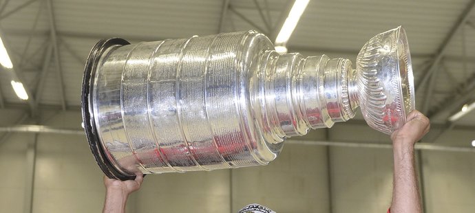 Michal Rozsíval se Stanley Cupem. V NHL bude dál hrát za Chicago.