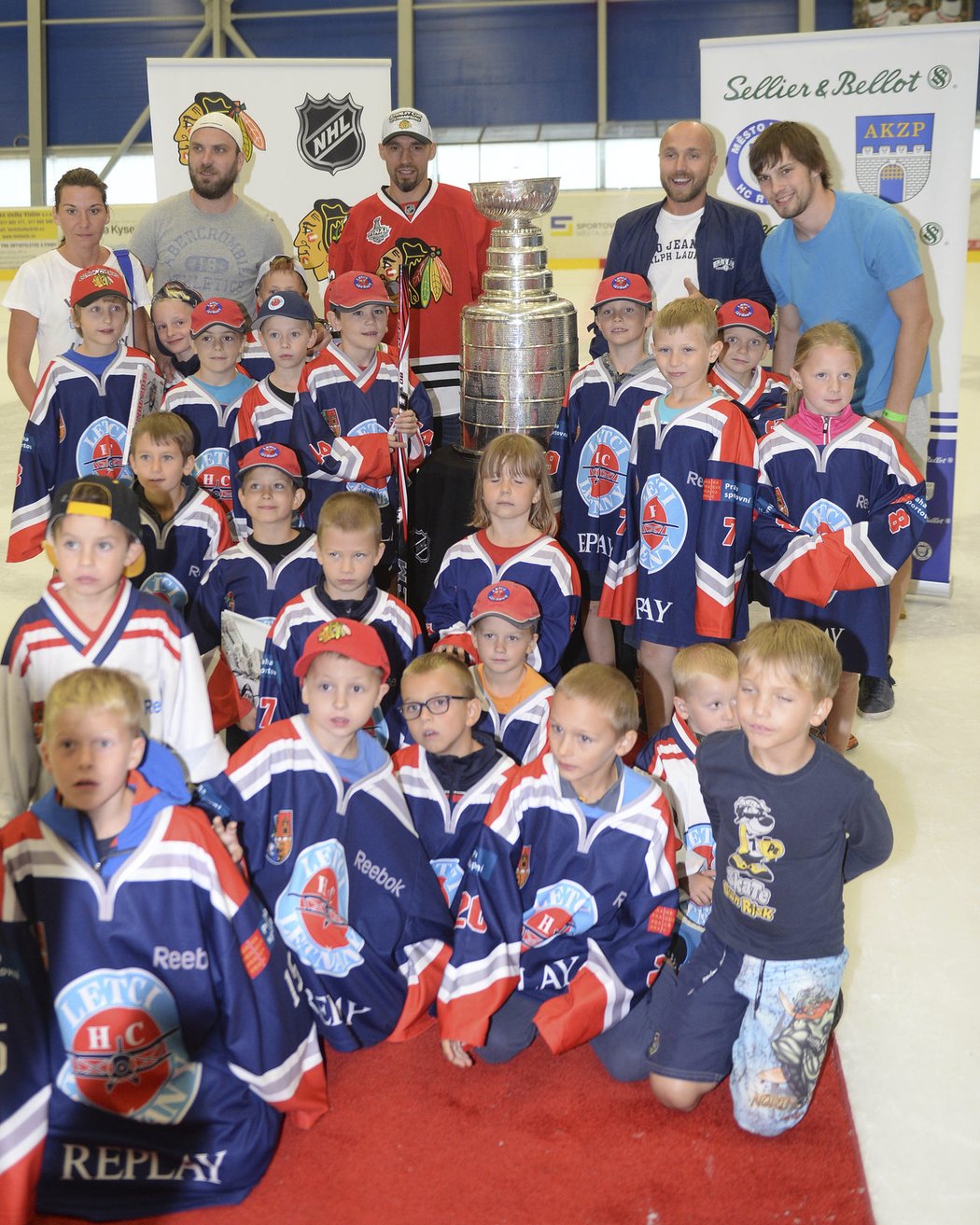 Malí hokejisté se přišli podívat na Stanley Cup